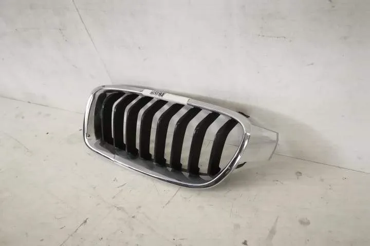 Grila Centrala Nara Stanga Originala In Stare Buna BMW  Seria 3  F30 [ - Foto 3
