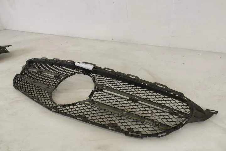 Grila Centrala Radiator Originala In Stare Buna  Mercedes-Benz  C-Clas - Foto 3