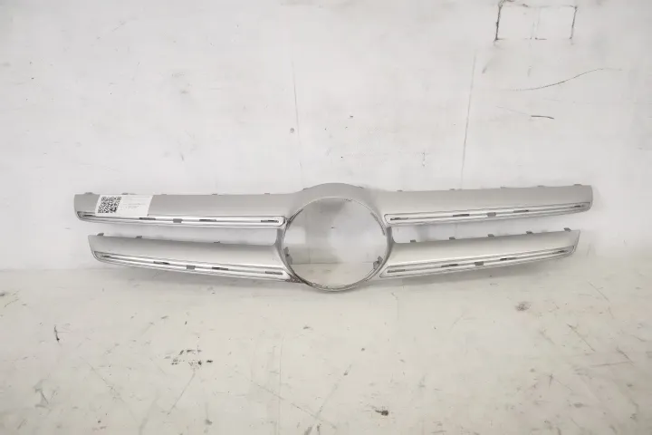 Ornament Grila Centrala Original In Stare Buna	 Mercedes-Benz  GLA-Cla